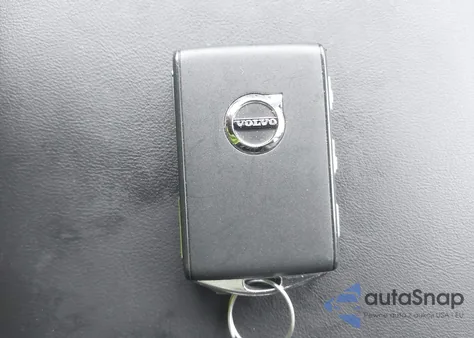 2024 Volvo Xc60 B5 Plus Dark Theme z USA, uszkodzony, nr VIN YV4L12RL4R1713474